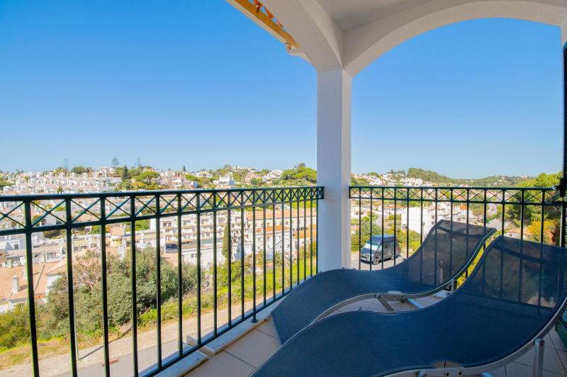 Lily - Fabulous 1-bed apt with roof terrace - image 2