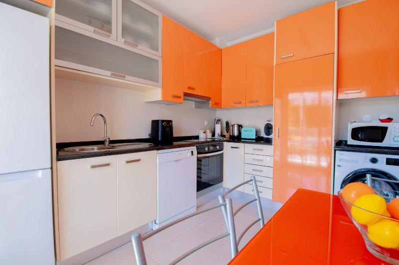 Lily - Fabulous 1-bed apt with roof terrace - image 9