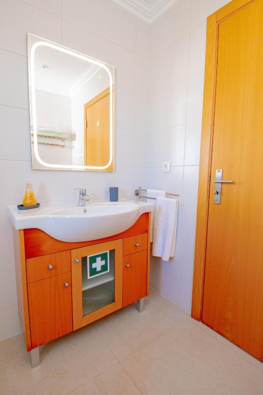 Lily - Fabulous 1-bed apt with roof terrace - image 13