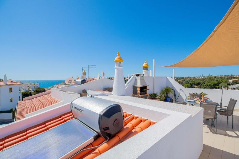 Lily - Fabulous 1-bed apt with roof terrace - image 7