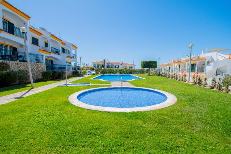 Lily - Fabulous 1-bed apt with roof terrace - image 14