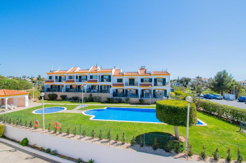 Lily - Fabulous 1-bed apt with roof terrace - image 16