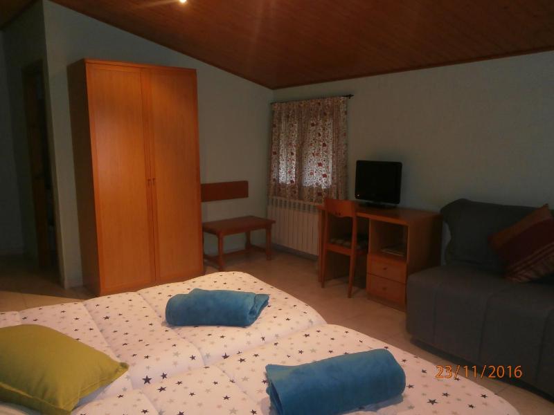 Twin Room image 4