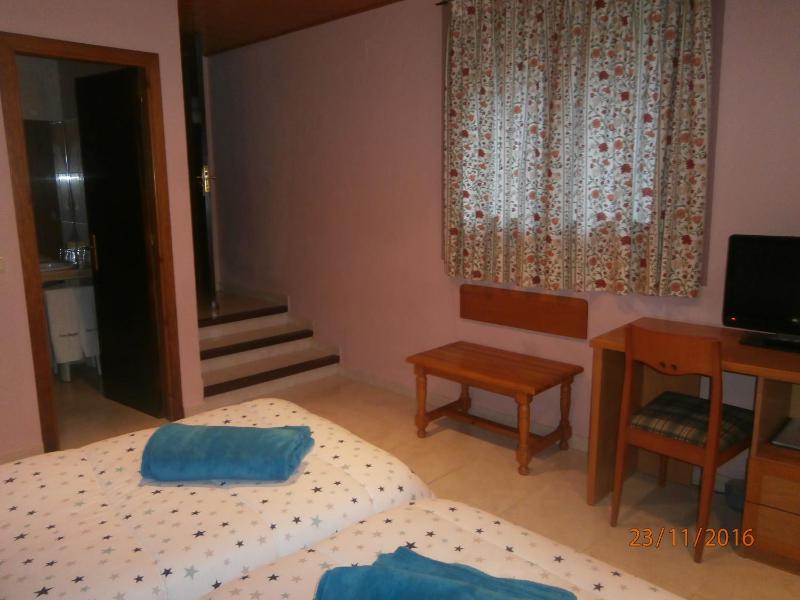 Twin Room image 2