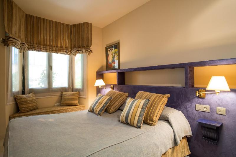 One-Bedroom Apartment image 4