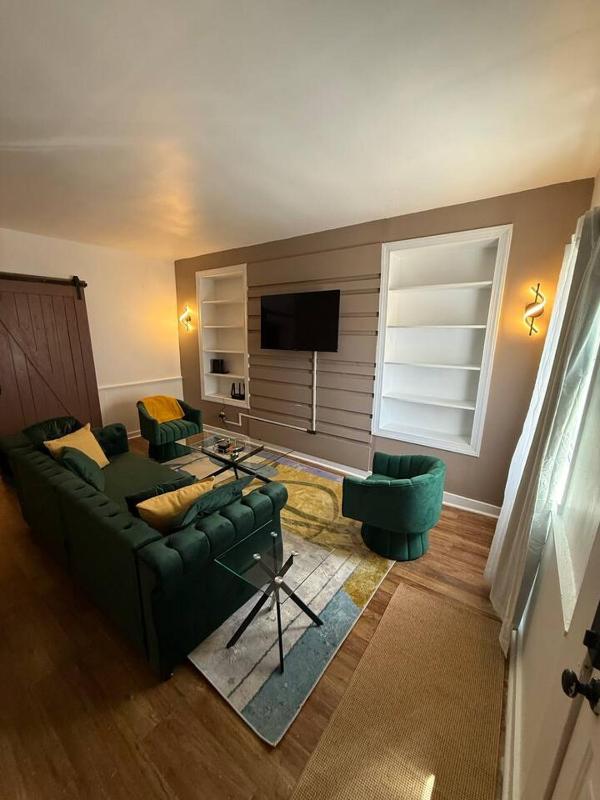 New * 3bd 2bath Free Parking w/ 500 MPBS Wi-Fi - image 1