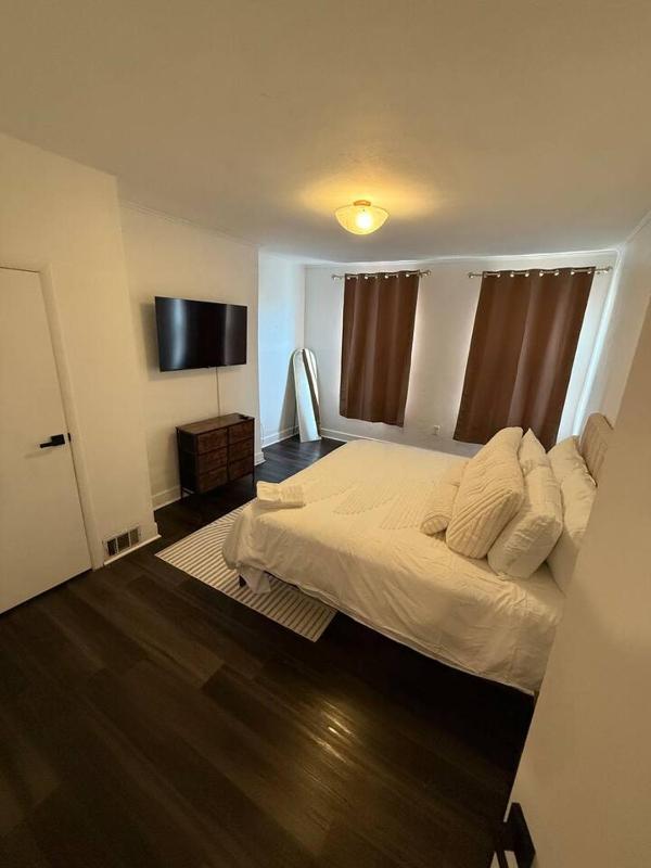 New * 3bd 2bath Free Parking w/ 500 MPBS Wi-Fi - image 3