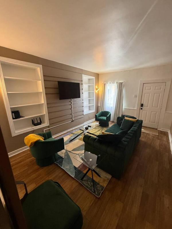 New * 3bd 2bath Free Parking w/ 500 MPBS Wi-Fi - image 14