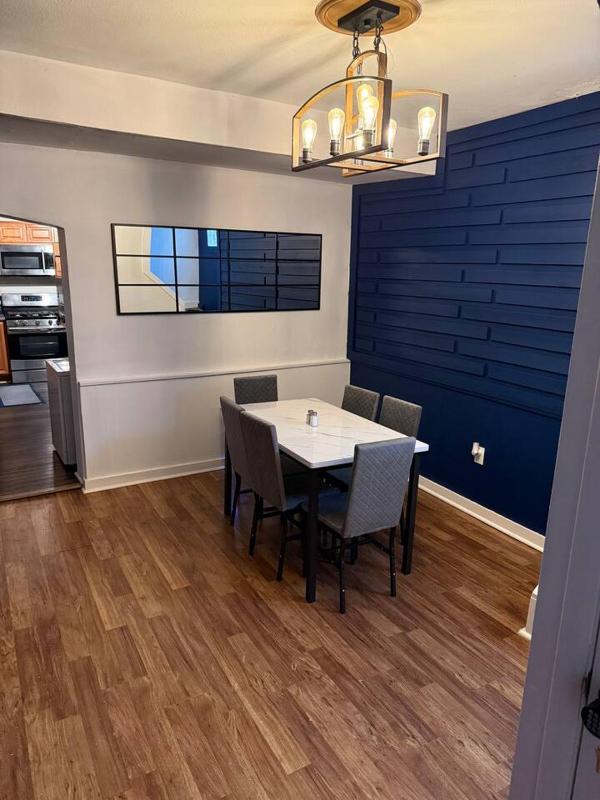 New * 3bd 2bath Free Parking w/ 500 MPBS Wi-Fi - image 5