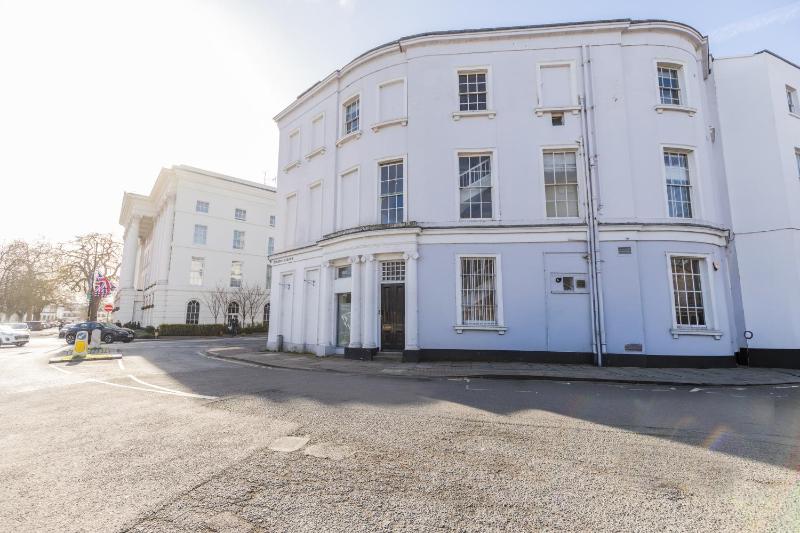 Queens Circus - Cheltenham Accommodation - image 10