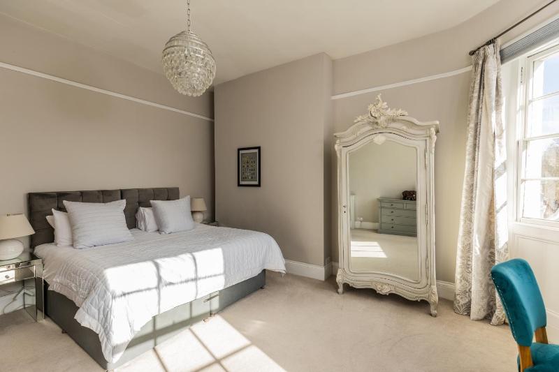 Queens Circus - Cheltenham Accommodation - image 6