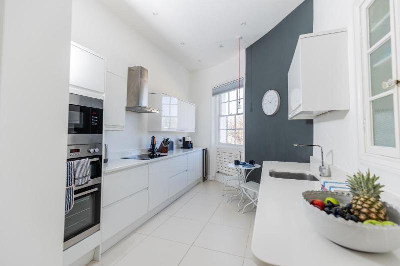 Queens Circus - Cheltenham Accommodation - image 16
