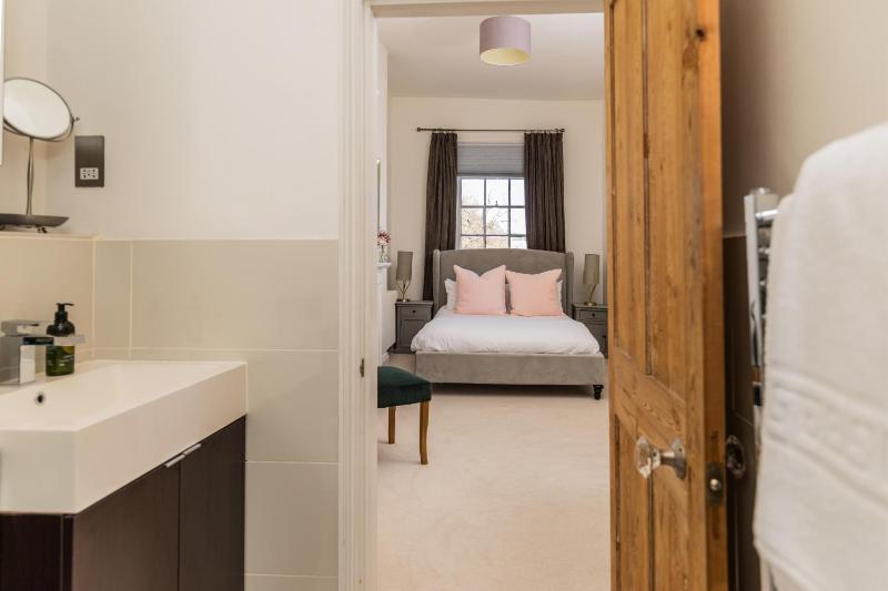 Queens Circus - Cheltenham Accommodation - image 5