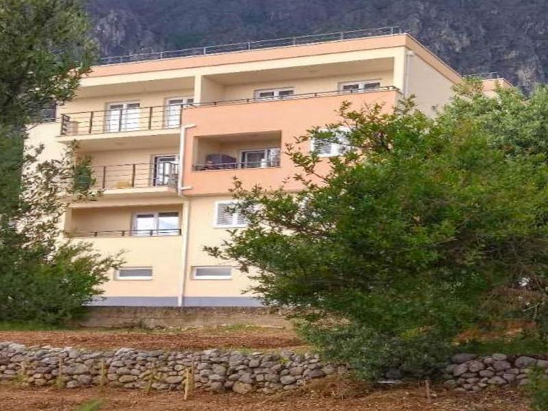 Beach Holiday Home in Makarska - image 1