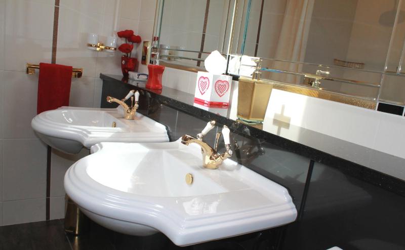 Large Double Room image 3