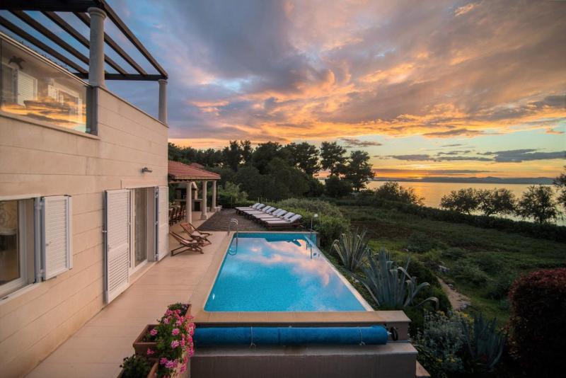 Luxury Seafront Villa Mediterranean on Brač with pool - image 8