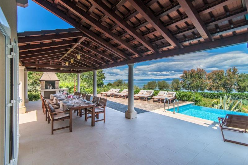 Luxury Seafront Villa Mediterranean on Brač with pool - image 6