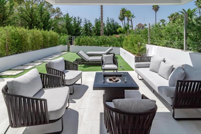 Nueva Andalucia Townhouse Private Garden and Garage - image 11