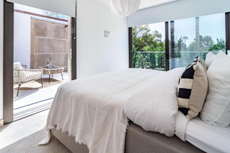 Nueva Andalucia Townhouse Private Garden and Garage - image 7