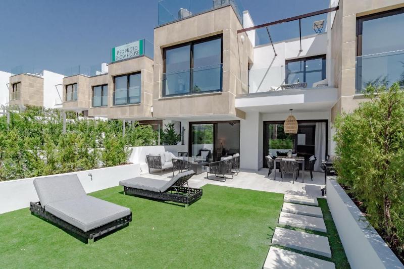 Nueva Andalucia Townhouse Private Garden and Garage - image 15