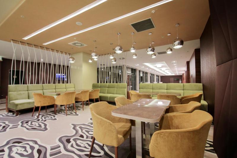 Ramada Plaza by Wyndham Craiova - image 35