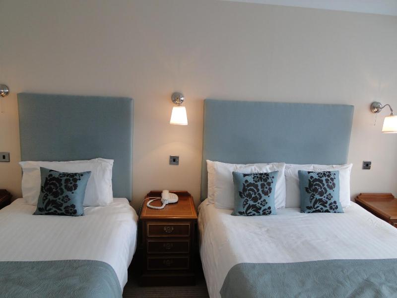 Twin Room image 3