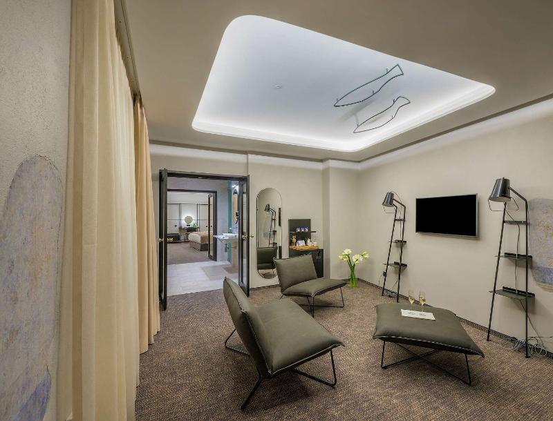 Suite with Balcony image 3
