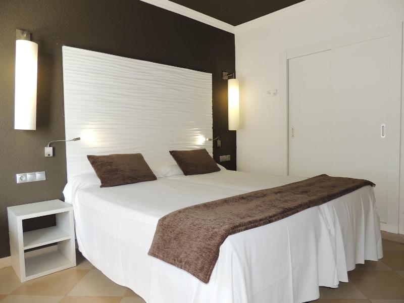 Triple Room (2 Adults + 1 Child) image 3