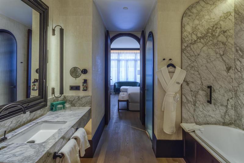 Hotel Montera Madrid Curio Collection by Hilton - image 5