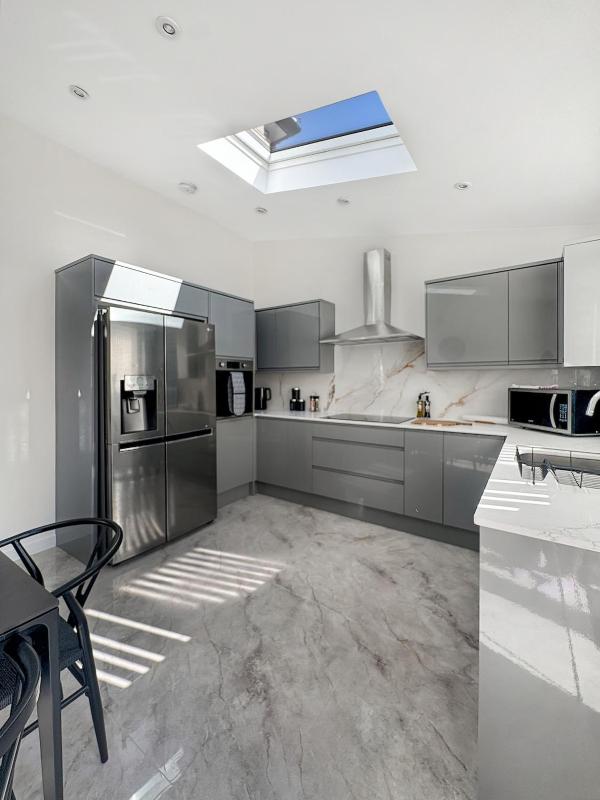 Spacious 4Bed Home with Garden & Driveway Beeston - image 14