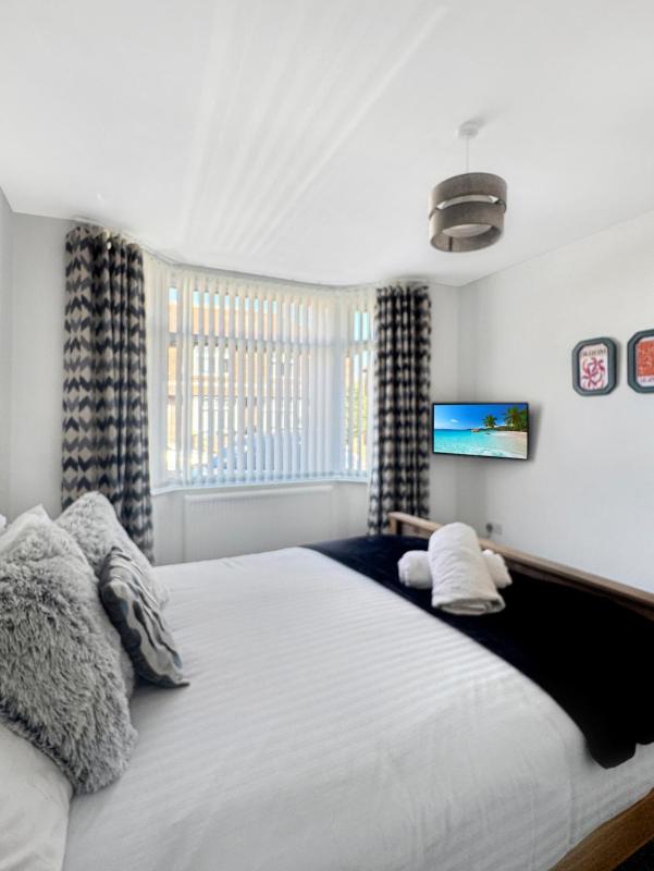 Spacious 4Bed Home with Garden & Driveway Beeston - image 15