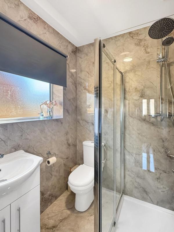 Spacious 4Bed Home with Garden & Driveway Beeston - image 12