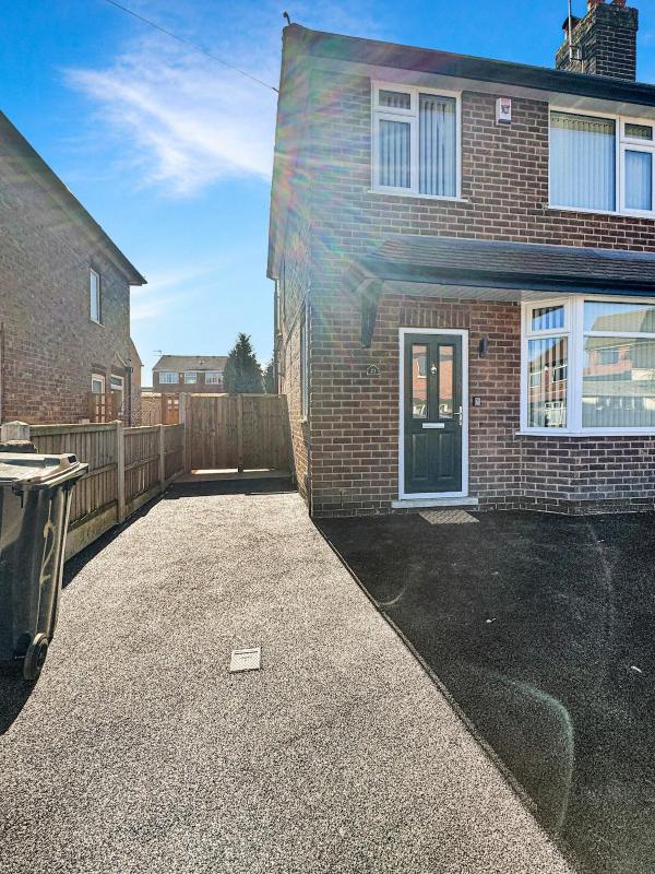 Spacious 4Bed Home with Garden & Driveway Beeston - image 1