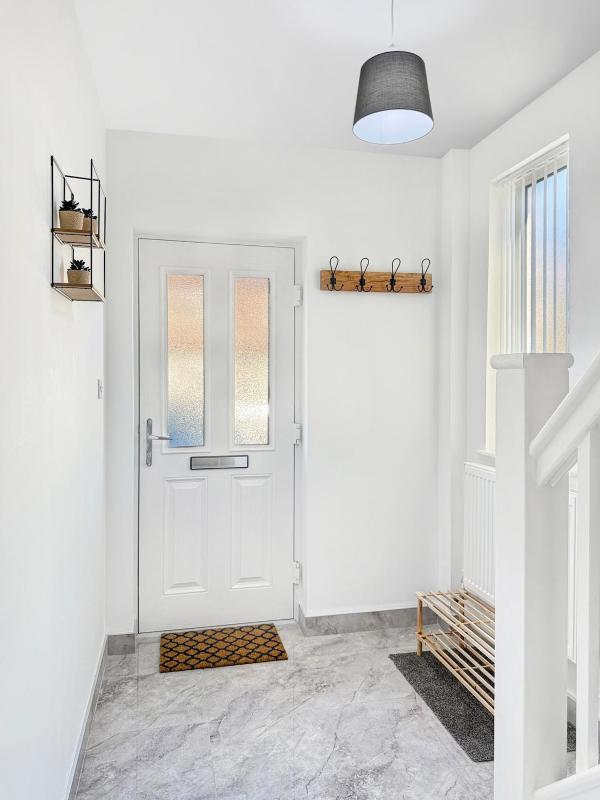 Spacious 4Bed Home with Garden & Driveway Beeston - image 13