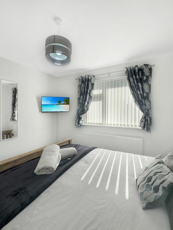 Spacious 4Bed Home with Garden & Driveway Beeston - image 16