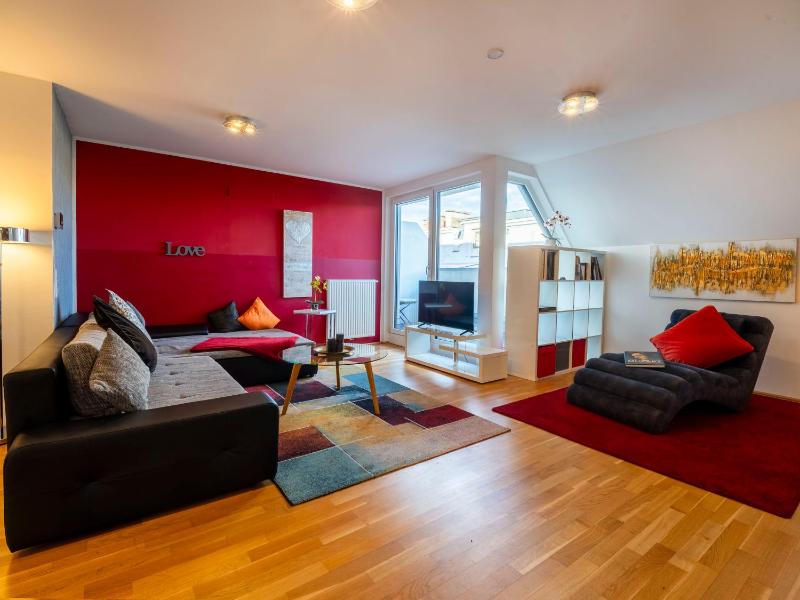 Premium Duplex 2BR for 6 with Balcony near City Museums Metro U3 U2 - image 1