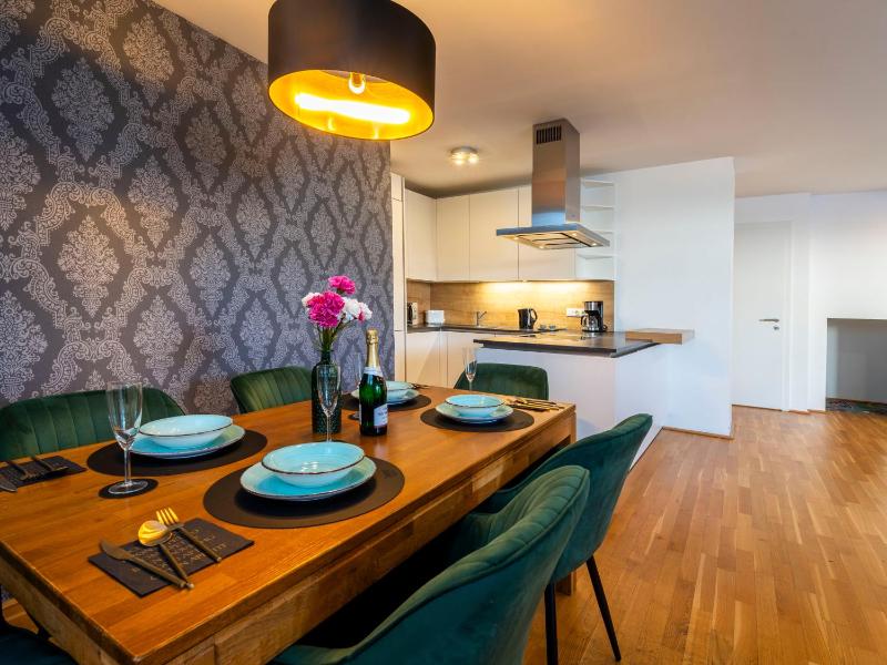 Premium Duplex 2BR for 6 with Balcony near City Museums Metro U3 U2 - image 9