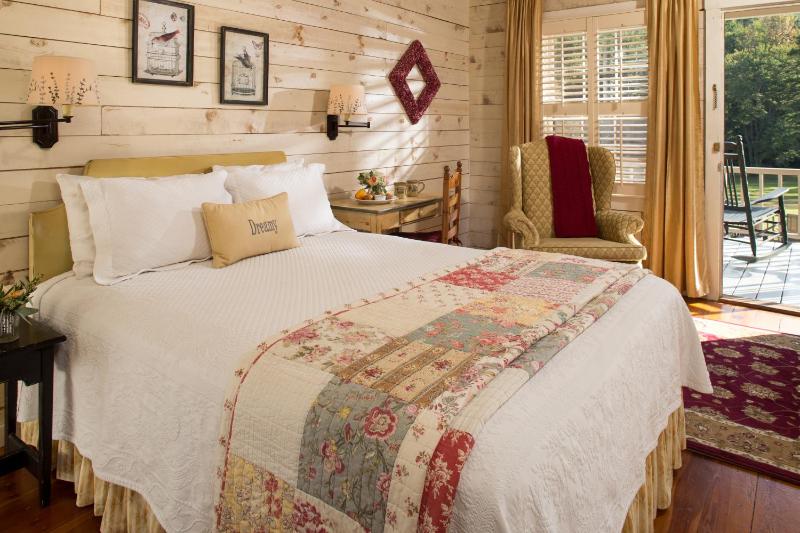 Deluxe Queen Room image 4
