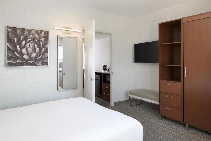 DoubleTree Suites by Hilton Hotel Phoenix - image 30