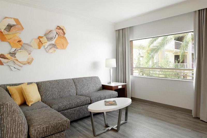 DoubleTree Suites by Hilton Hotel Phoenix - image 49