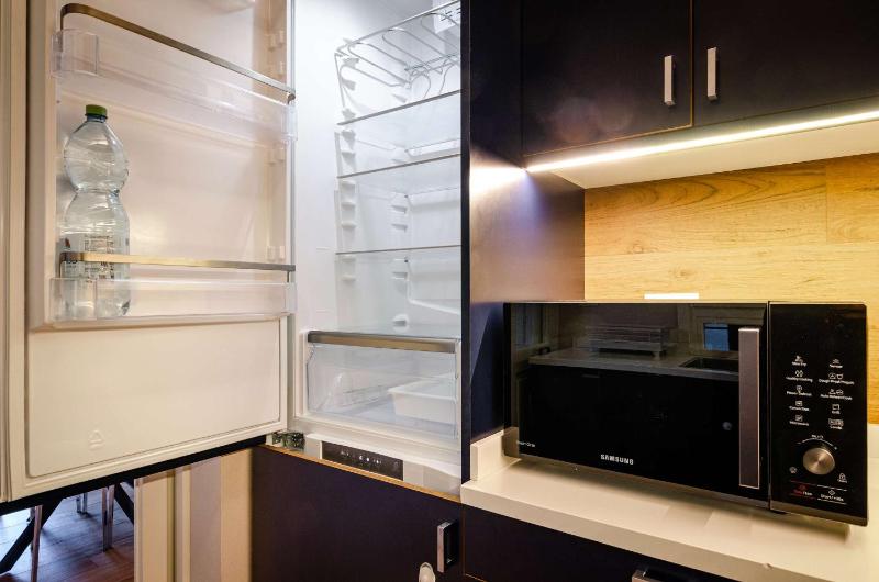 Luxury one bedroom in best location - image 5