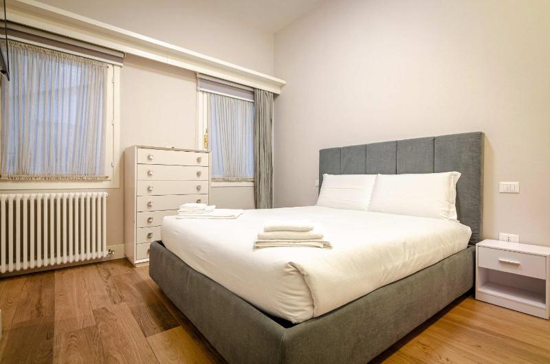 Luxury one bedroom in best location - image 11