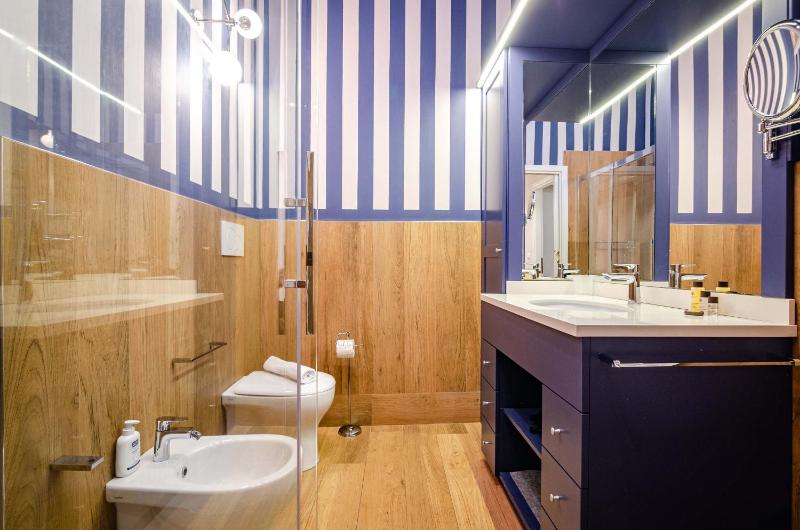 Luxury one bedroom in best location - image 10
