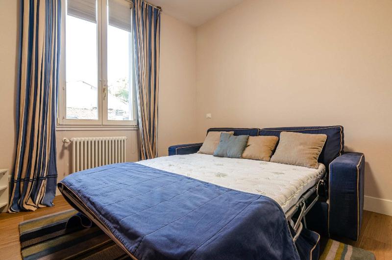 Luxury one bedroom in best location - image 6