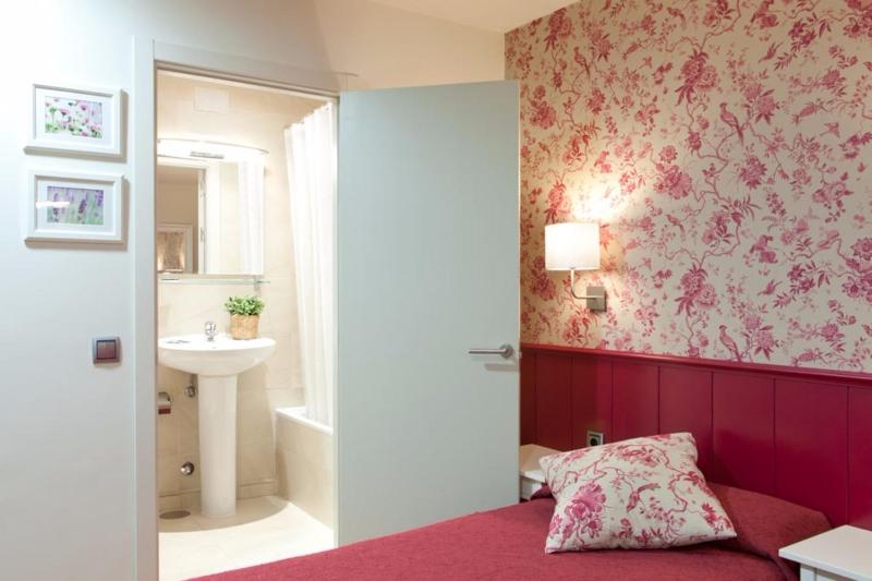 Double or Twin Room image 4