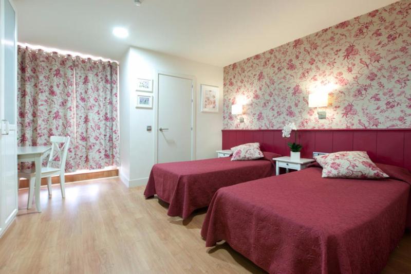 Double or Twin Room image 3