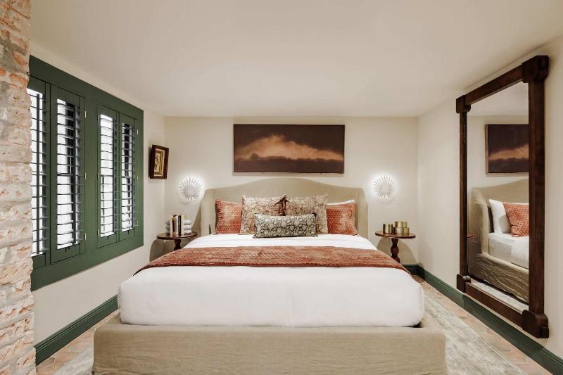 6-bedroom Garden District Suite Shared Hotel Pool - image 9
