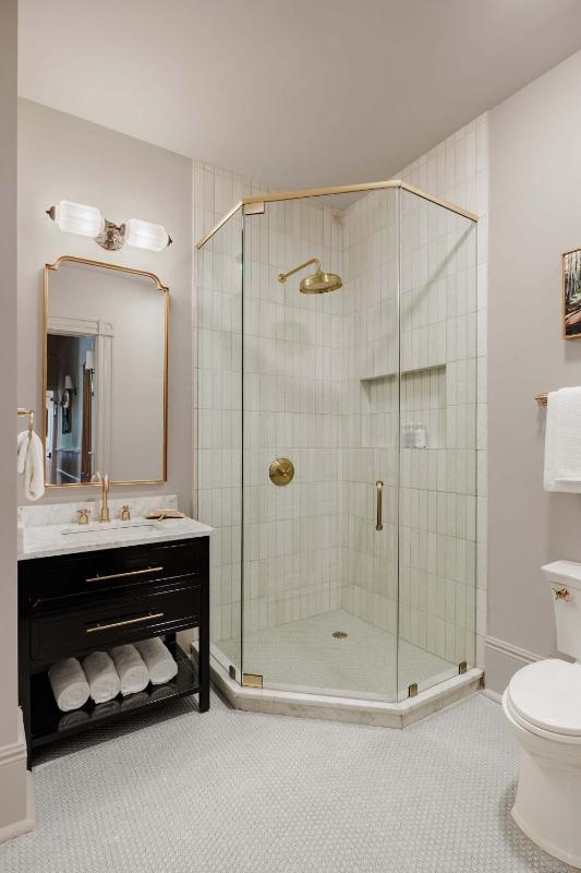 6-bedroom Garden District Suite Shared Hotel Pool - image 11