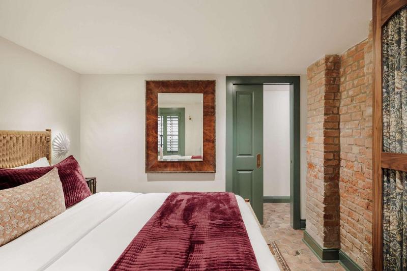 6-bedroom Garden District Suite Shared Hotel Pool - image 6