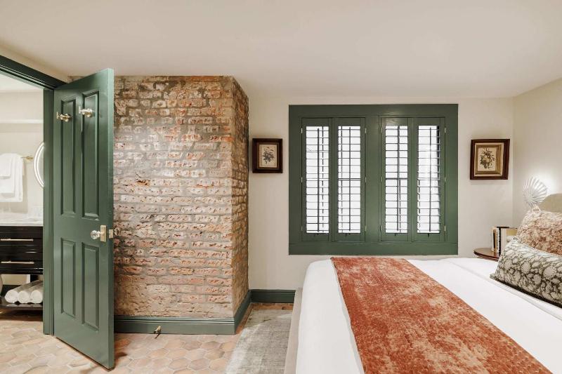 6-bedroom Garden District Suite Shared Hotel Pool - image 2